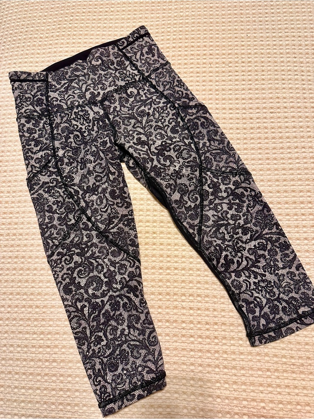 Vintage lululemon athletica Black and Gray Paisley-Print cropped Leggings